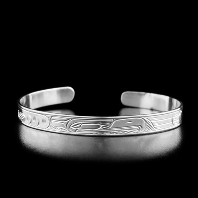 The center of this eagle bracelet has the profile of an eagle's head facing the right.