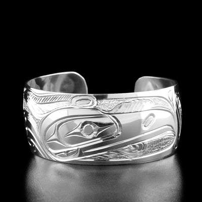 The center of this raven bracelet has the profile of a raven's head with a large feather on top facing the right.