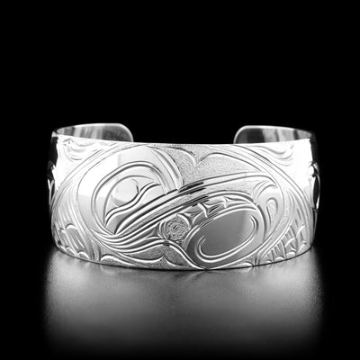 This hummingbird bracelet has the profile of a hummingbirds head facing the right, shielding an oval shape underneath representing an egg.