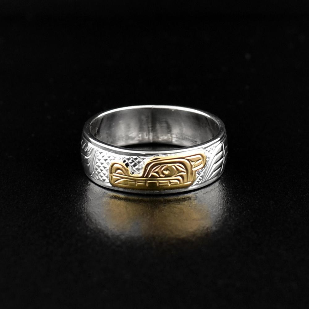 This sterling silver Wolf ring is a single band and has a depiction of the Wolf carved into the band. The face of the Wolf is made from 14K gold.