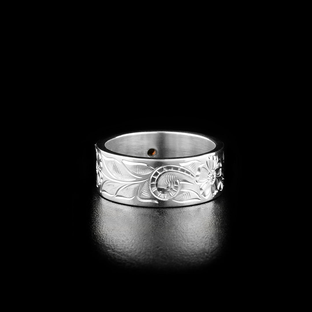 The back of this hummingbird ring has more carved flowers and leaves.