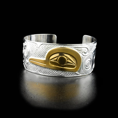 The center of this hummingbird bracelet is the profile of a hummingbird's head made from 14k yellow gold facing the left.