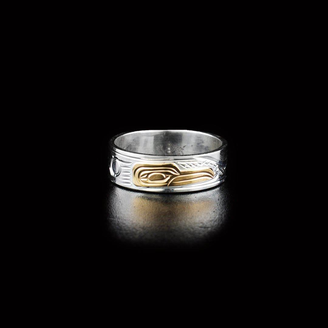 This Hummingbird ring is made from sterling silver and 14K gold and has a single band. There is a depiction of the Hummingbird carved into the surface of the band. The head of the Hummingbird is made from 14K gold.