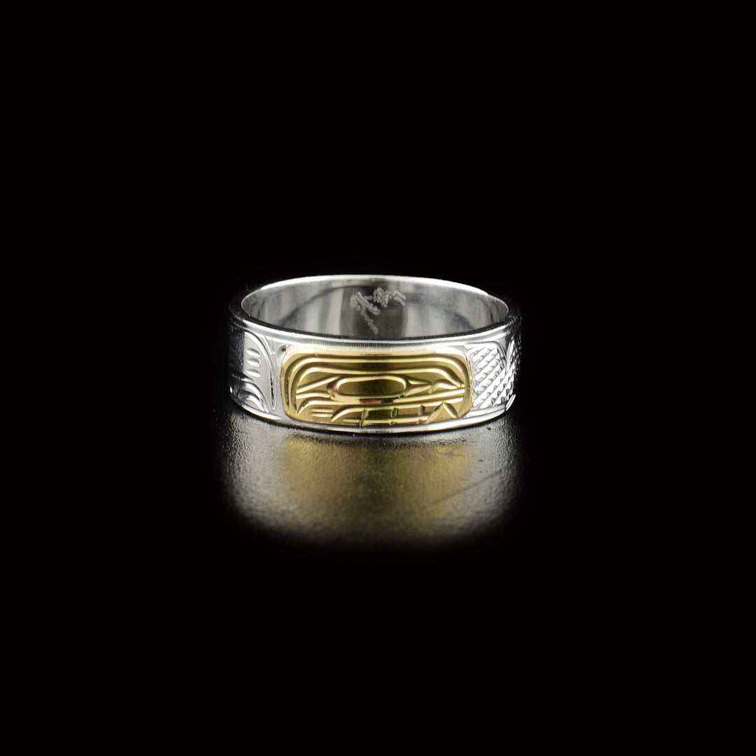 This Orca ring is made from 14K gold and sterling silver and has a single band. There is a depiction of the Orca carved into the surface of the band. The head of the Orca is made from 14K gold.