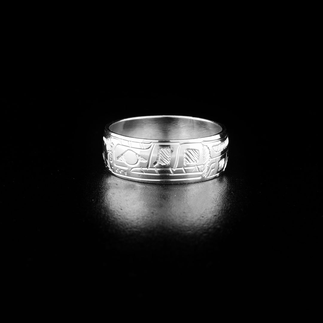 This sterling silver Wolf ring has a single band with a depiction of the Wolf carved into its surface.