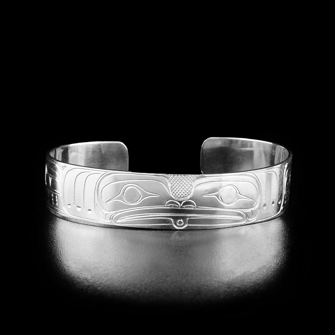 This frog bracelet has the face of a frog with its tongue out facing forward in the center of the bracelet with its feet on both sides.