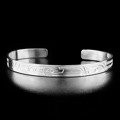 This raven bracelet has the profile of a raven's head with a long beak facing the right in the center of the bracelet.