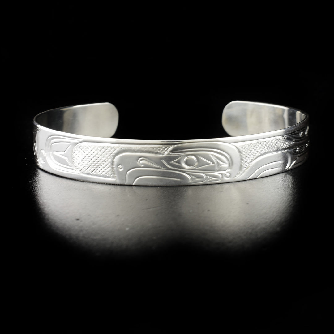 This Eagle bracelet is made using sterling silver and has a single, thin bracelet with a gap in the back. There is a depiction of the Eagle and designs that have been beautifully carved into the surface of the band.