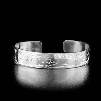 This raven bracelet has the profile of a raven's head with a long, pointy beak facing the right in the center of the bracelet.