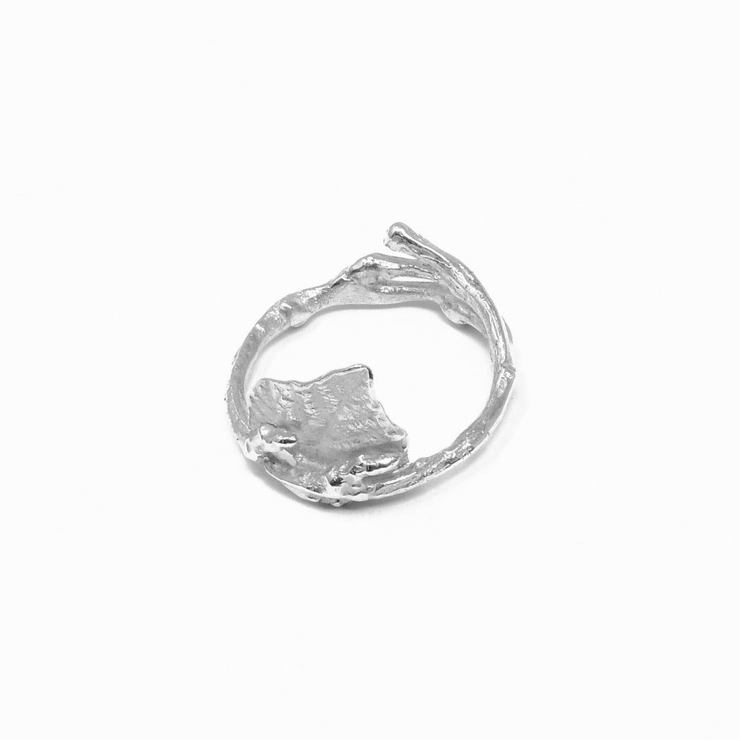Reversible ring, one side features a triangular leaf and the other a cluster of twigs. Ring is rugged and natural looking. Size 6.5.