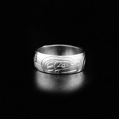 This eagle ring has the profile of an eagle's head facing the right. On both sides are carved designs representing the wings and body of the eagle.